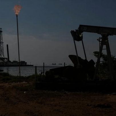 Petróleo sobe quase 5% com notícia de atraso em acordo