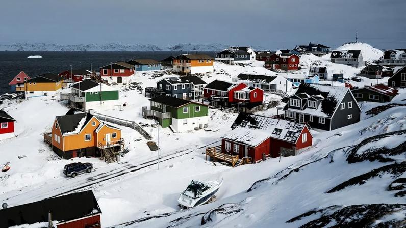 Prédios residenciais ao longo da orla em Nuuk, Groenlândia (Carsten Snejbjerg/Bloomberg)