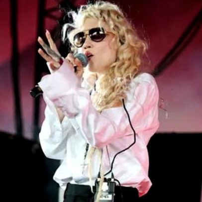 Grimes entra no LinkedIn em meio a debate sobre artwashing