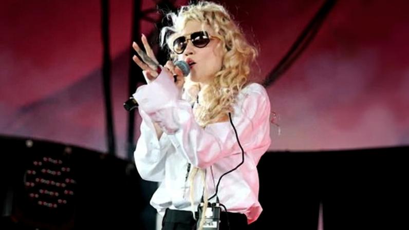 Grimes entra no LinkedIn em meio a debate sobre artwashing