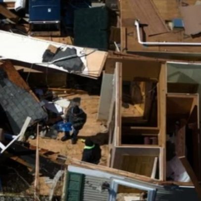 Tornados e fortes ventos destroem casas e estradas no Meio-Oeste dos EUA