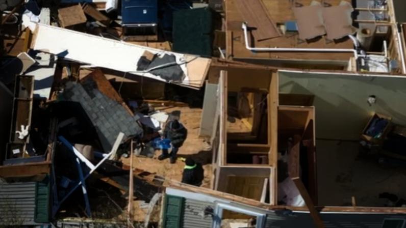 Tornados e fortes ventos destroem casas e estradas no Meio-Oeste dos EUA