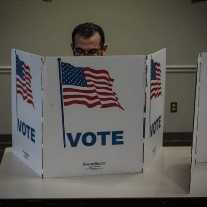 Justiça da Virgínia pausa mapas congressionais aprovados que favoreciam democratas