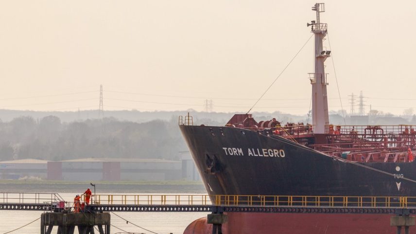 Navio-tanque Torm Allegro no terminal de armazenamento de petróleo Navigator Thames, nos arredores de Londres — Foto: Jason Alden/Bloomberg