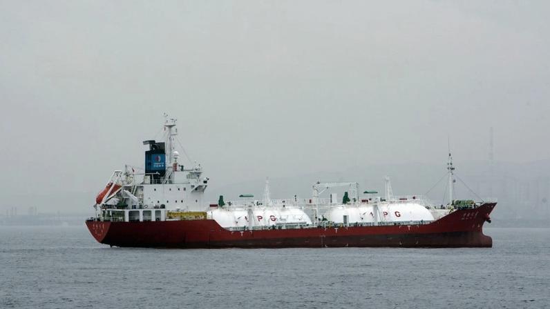 Navio trafega pelo Estreito de Ormuz. Irã fechou a passagem pela rota marítima e passou a cobrar pedágio