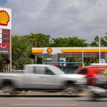 Petróleo sobe com restrições em Ormuz, mesmo com trégua EUA-Irã