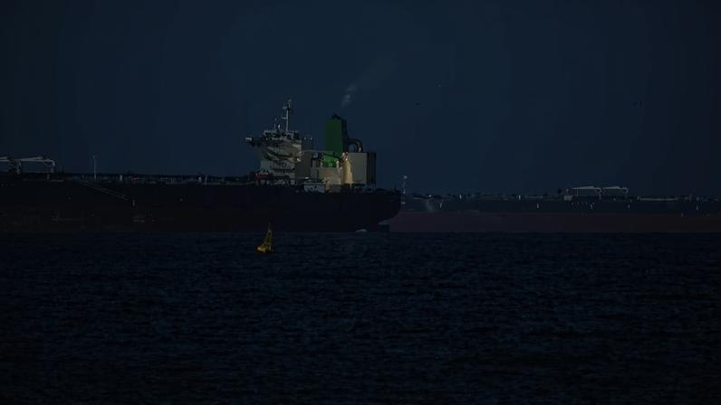 Um navio aguarda para atravessar o Estreito de Ormuz, em Omã, em 8 de abril. Foto: Shady Alassar/Anadolu/Getty Images