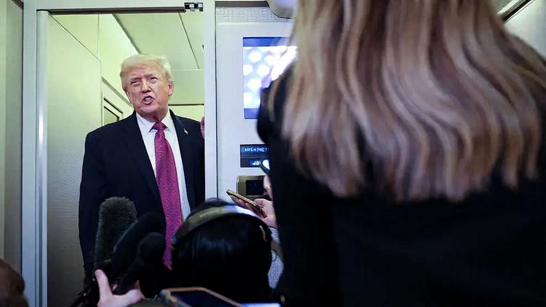 Donald Trump fala com jornalistas a bordo do Air Force One em 17 de abril (Bloomberg)