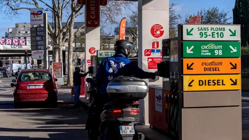 Motoristas abastecem seus veículos em um posto da Total em Paris, França, na quinta-feira, 12 de março de 2026. A TotalEnergies elevou em 10 centavos de euro (US$ 0,12) o teto do preço do diesel em seus postos na França, à medida que o conflito no Oriente Médio aperta a oferta e impulsiona as cotações do petróleo. Fotógrafo: Nathan Laine/Bloomberg