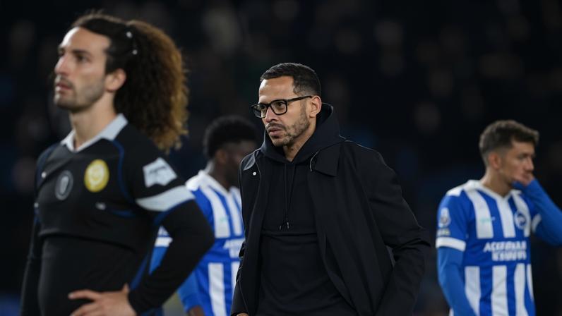 Liam Rosenior deixa Chelsea após três meses de contrato até 2032