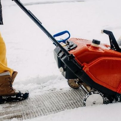 O que é o 'snowplow parenting' e se isso atrapalha as crianças