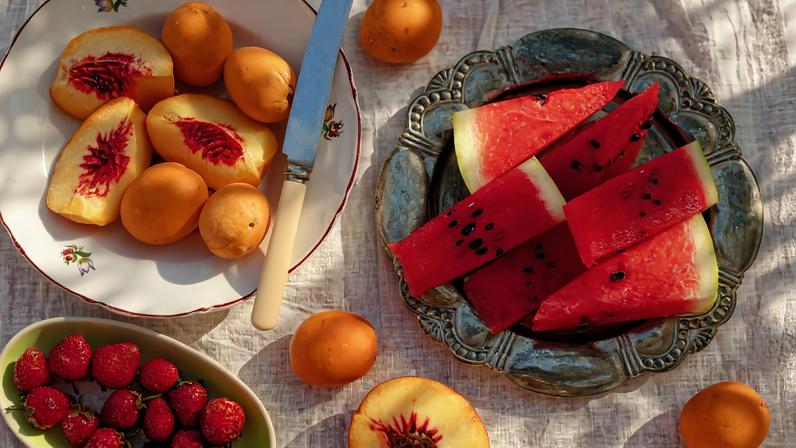 foto colorida frutas cortadas em pratos