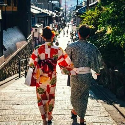 Japão propõe liberdade total em apps de namoro para enfrentar crise demográfica