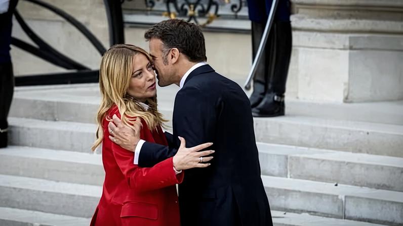 Emmanuel Macron welcomes Giorgia Meloni to the Élysée Palace in Paris, 17 April 2026.