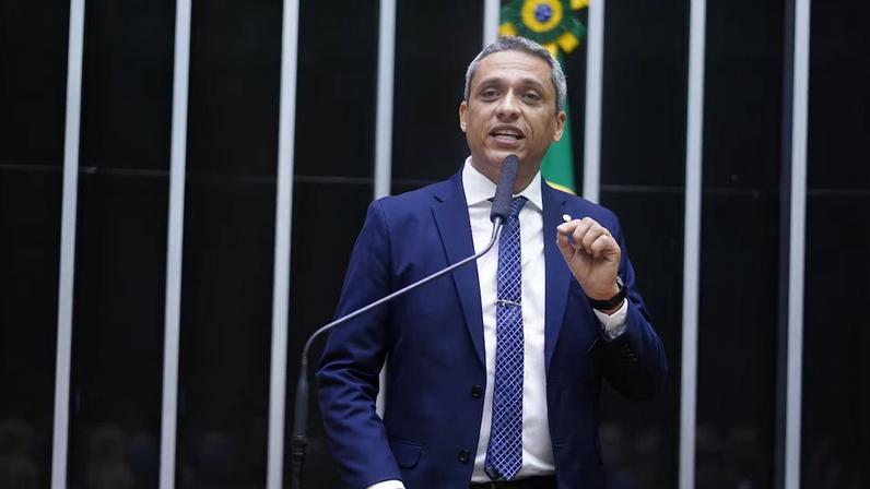 STF forma maioria para tornar Gustavo Gayer réu por postagem contra Lula