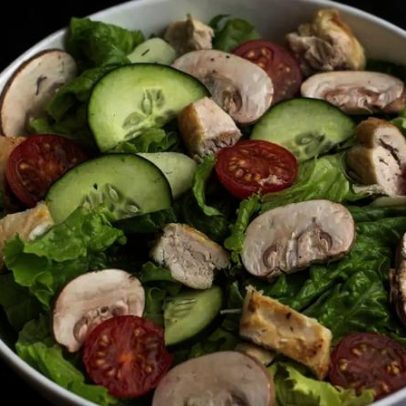 Saladas com proteína: 3 receitas saudáveis para o jantar