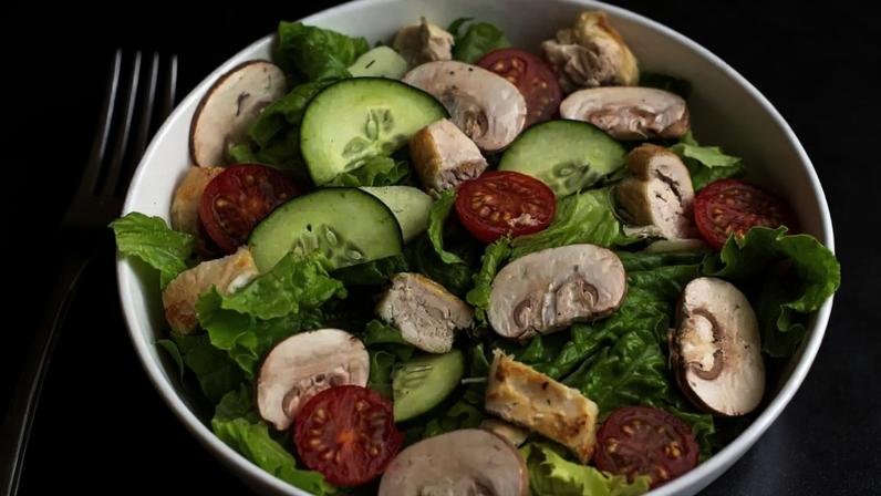 Salada com frango e cogumelo