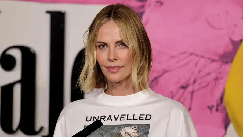 Charlize Theron diz não se sentir assombrada pela tragédia que matou o pai
