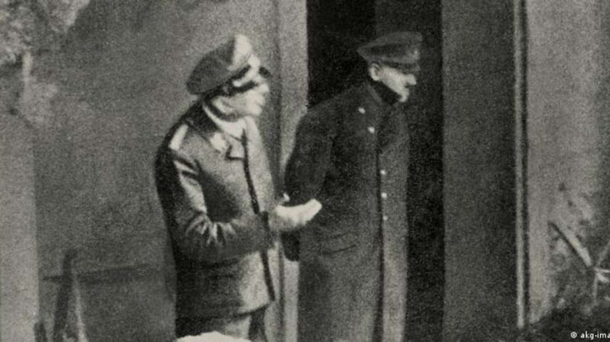 A última fotografia conhecida de Adolf Hitler, registrada em 28 de abril. em meio às ruínas da chancelaria do Reich, dois dias antes do suicídio do ditador