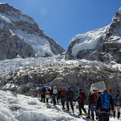 Bloco de gelo prende centenas de escaladores no acampamento base do Everest