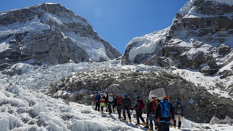 Bloco de gelo prende centenas de escaladores no acampamento base do Everest