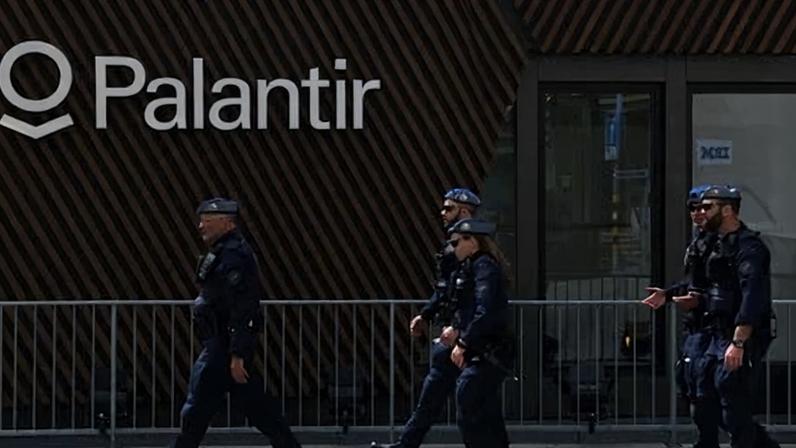 Milhares pedem ao governo britânico romper laços com Palantir