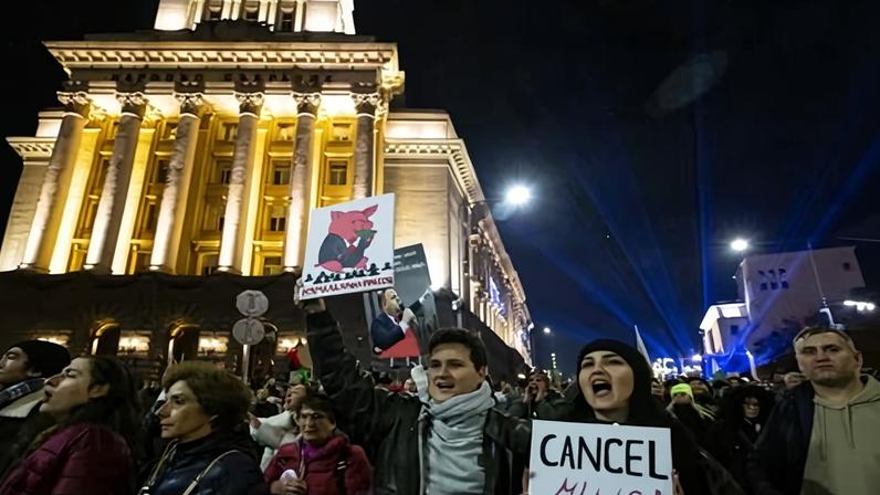 Bulgária vota enquanto ex-presidente pró-Rússia lidera pesquisas