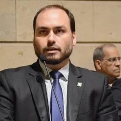 Carlos Bolsonaro cobra Valdemar e critica inércia no PL
