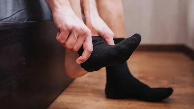 Chulé incomoda, mas tem solução: veja o que causa o mau cheiro nos pés, hábitos que pioram o problema e dicas eficazes para prevenir e tratar