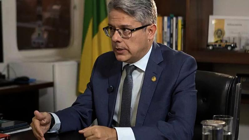 'Ninguém pode achar normal um ministro voando de carona com dono de bet', diz Vieira