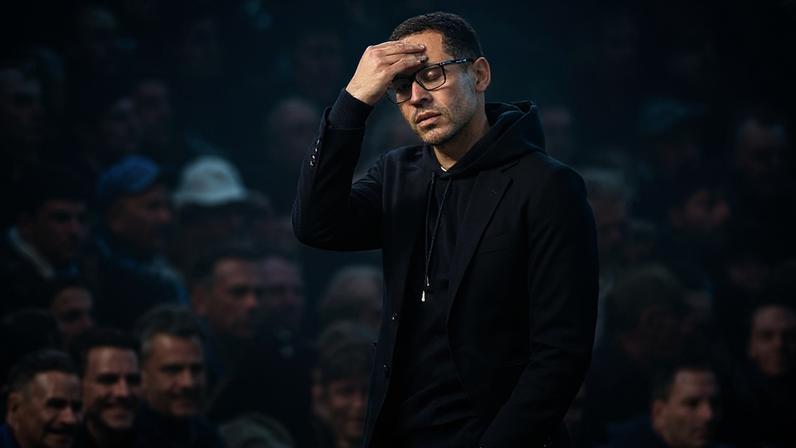 Liam Rosenior em partida do Chelsea contra o Liverpool