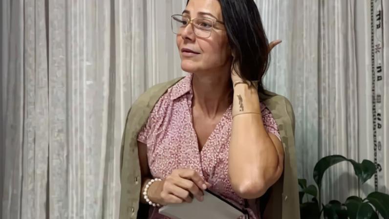 Influenciadora discute envelhecimento e viraliza ao questionar roupas aos 60