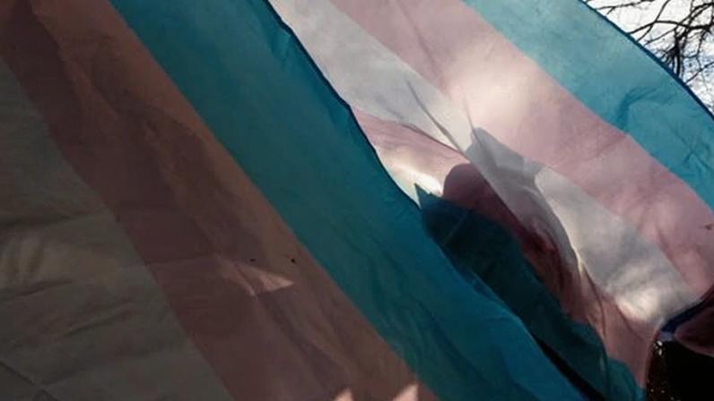 Oficial pró-Trump diz que crianças são alvo na luta contra atendimento a trans