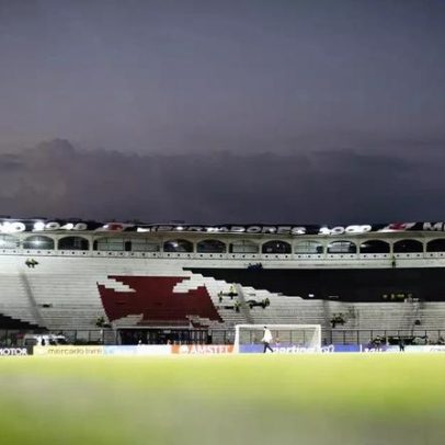 Ex-atacante do Vasco vira maior artilheiro brasileiro da história de liga