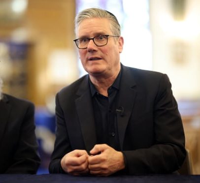 Destituir Starmer por Mandelson seria loucura; tensão em Westminster