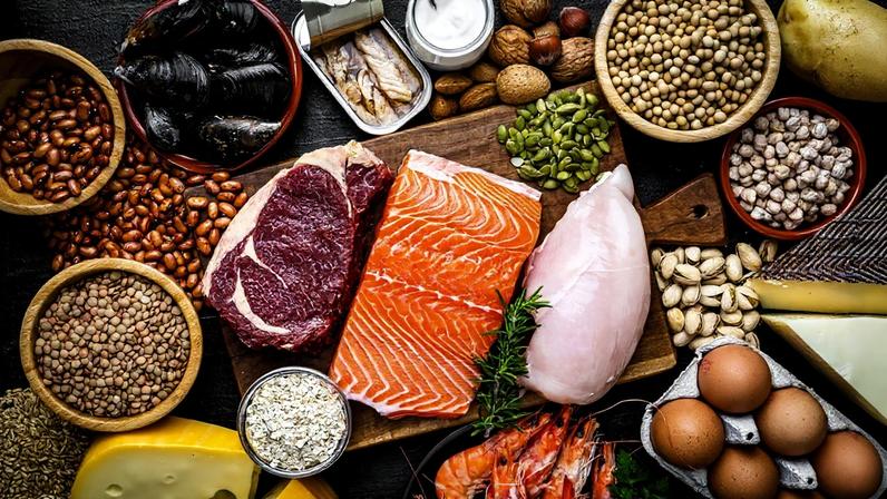 Imagem mostra vários alimentos ricos em proteínas dispostos em uam mesa - Metrópoles