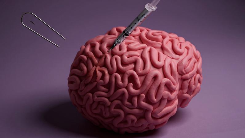 Infusão intravenosa a cada duas semanas: medicamento remove as placas que destroem as células do cérebro (Ilustração: Veja Saúde/VEJA)
