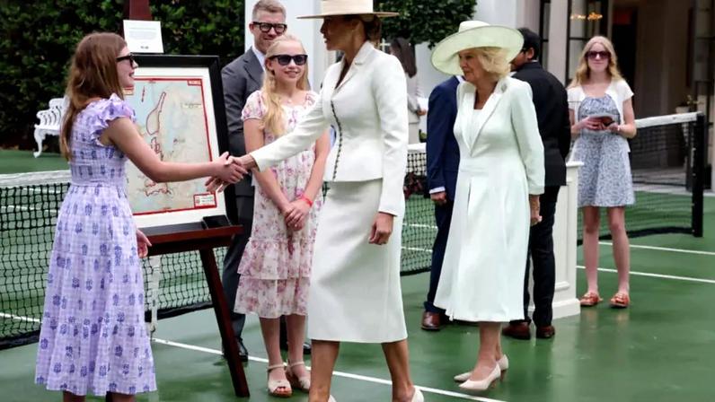 A primeira-dama Melania Trump e a rainha Camilla cumprimentam crianças em idade escolar durante um evento educacional intercultural no Pavilhão de Tênis da Casa Branca, em Washington, DC, em 28 de abril de 2026.