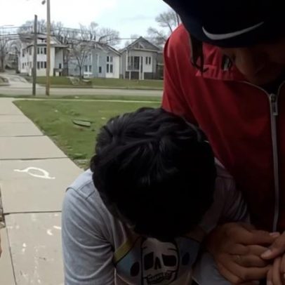 Crianças viralizam ao pedirem oração em igreja após verem símbolo oculto nos EUA