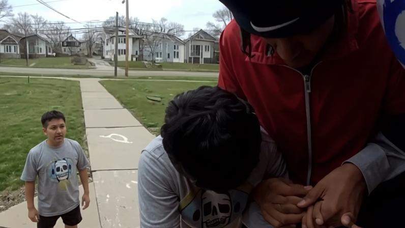 Crianças viralizam ao pedirem oração em igreja após verem símbolo oculto nos EUA