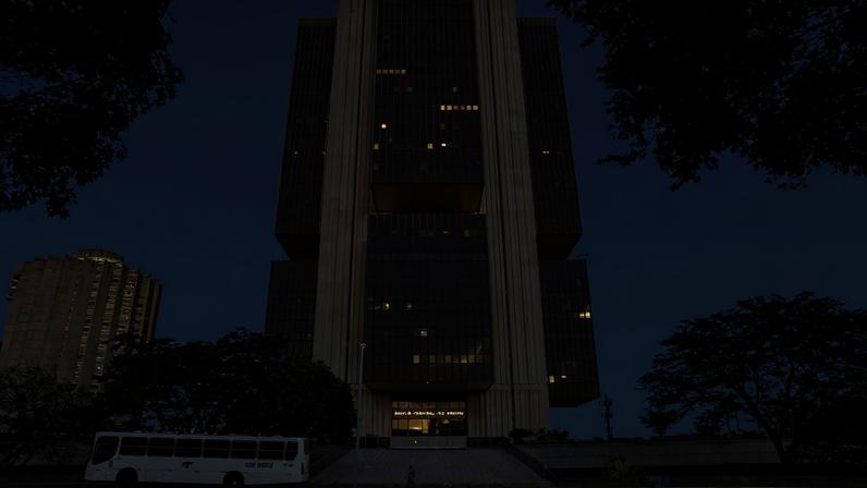 Banco teria descumprido normas do sistema financeiro nacional. Bens dos controladores foram bloqueados.