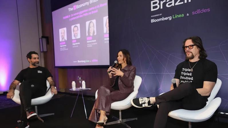 Diego Barreto, do iFood, Mônica Hauck, da Sólides, e Marcelo Lombardo, da Omie, analisaram o contexto da tecnologia nas pequenas e médias empresas (Foto: Bloomberg Línea)