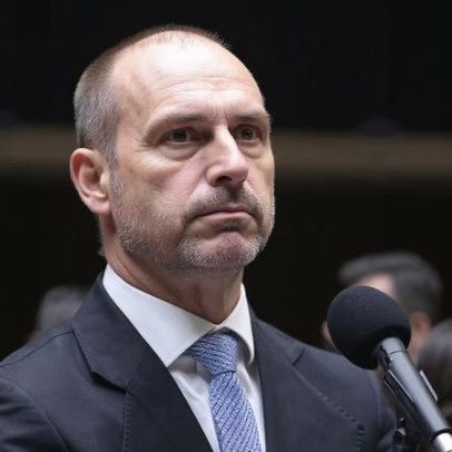 Eduardo Bolsonaro critica Nikolas Ferreira nas redes, acusando impacto da fama