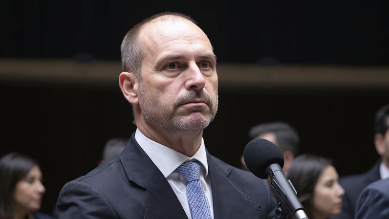 "Você continua colocando Flávio numa espiral do silêncio", diz Eduardo, referindo-se a Nikolas