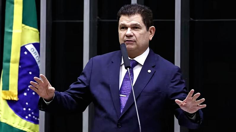 Lula destituiu Mauro Benevides do cargo de vice-líder do governo na Câmara