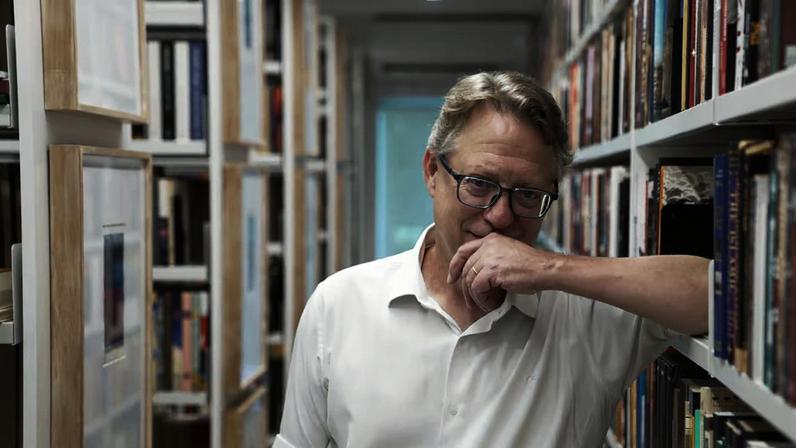 O economista Marcos Lisboa em sua biblioteca em São Paulo