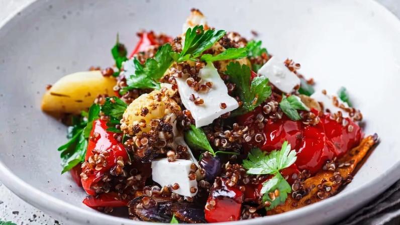 Salada morna: 5 receitas ricas em proteínas para o almoço