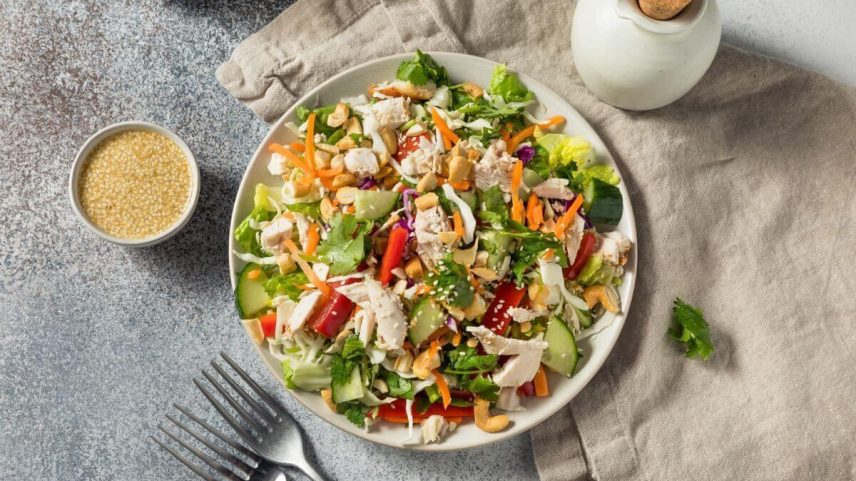 Salada com proteína: opção prática e nutritiva para o dia a dia