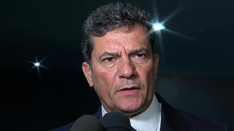 Sergio Moro veste terno preto e fala diante de microfones