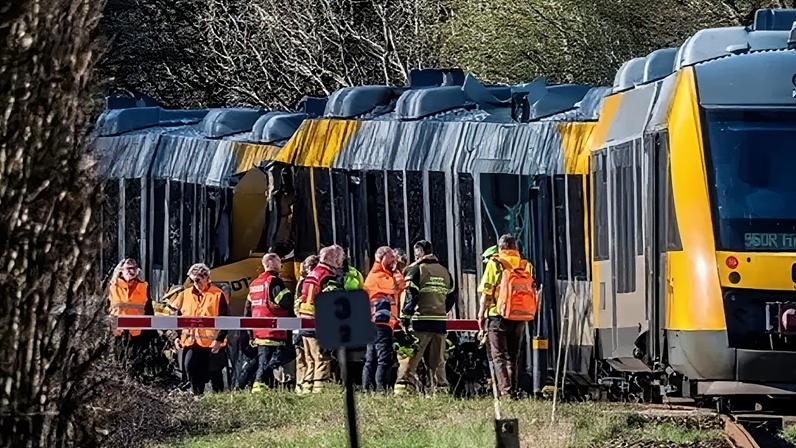 Duas locomotivas colidem frontalmente na Dinamarca, com quatro feridos graves